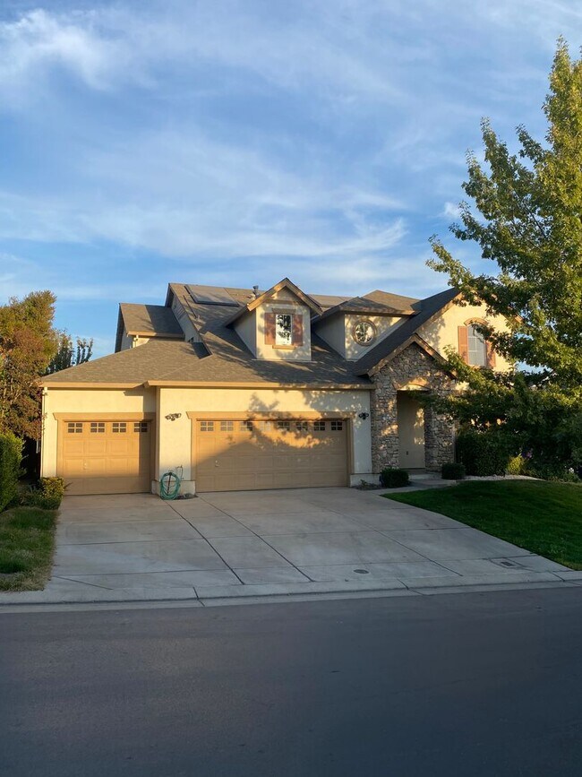 Building Photo - Beautiful Home in a Gated Community
