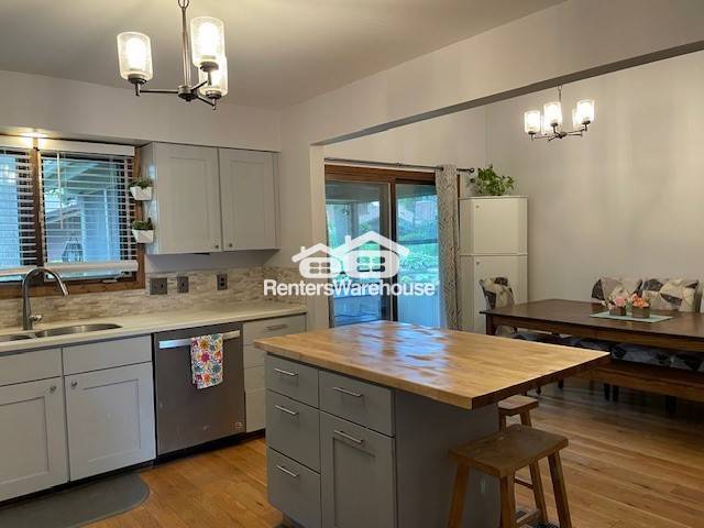 Building Photo - Spacious 4 Bedroom 2 Bath Home in Shoreview