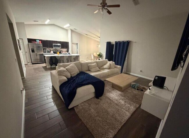 Foto del edificio - 4 bedroom 2 bath home in Port Saint Lucie