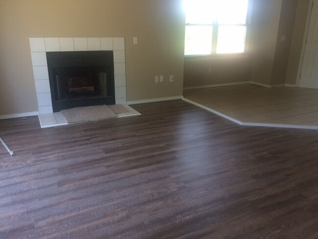 Building Photo - Great flexibility, proximity to Park/Lake ...