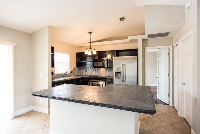 Foto del edificio - 811 SW 14th Pl