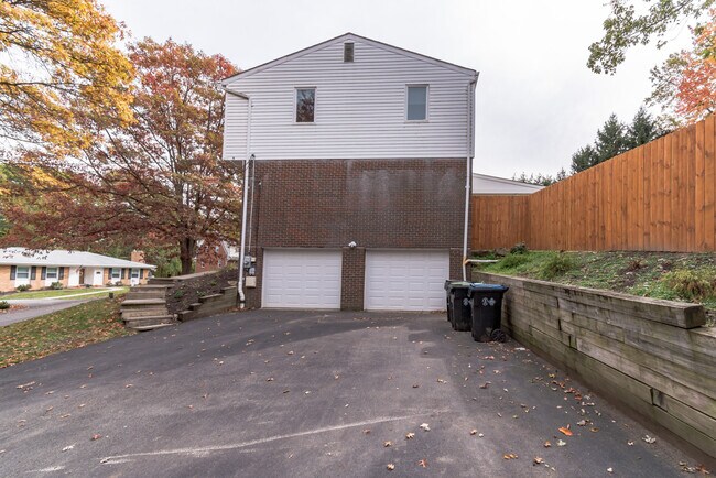 Building Photo - 8744 E Barkhurst Dr