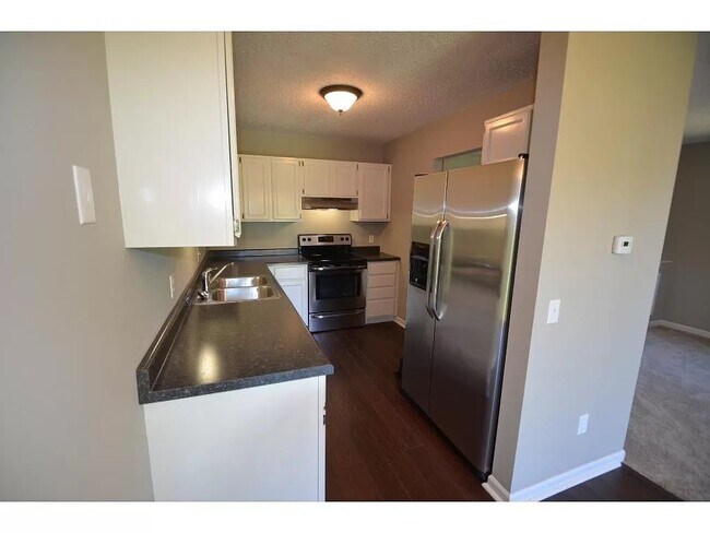 Building Photo - Beautifully Updated End-Unit Townhome – Av...