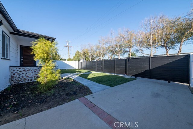 Foto del edificio - 6225 Noble Ave