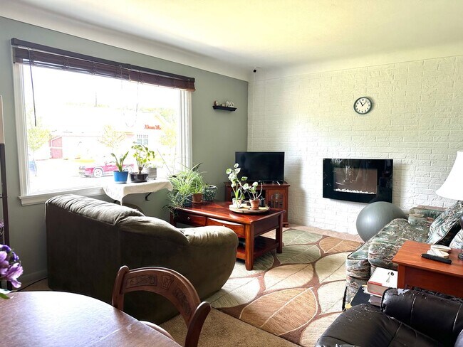 Building Photo - AVAILABLE JULY - 3 Bed 2 Bath in Duluth He...