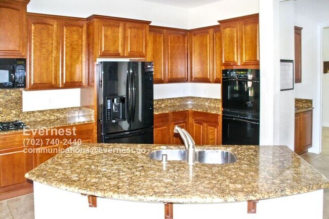 Foto del edificio - Stunning 5-Bedroom Home with Fireplace and...