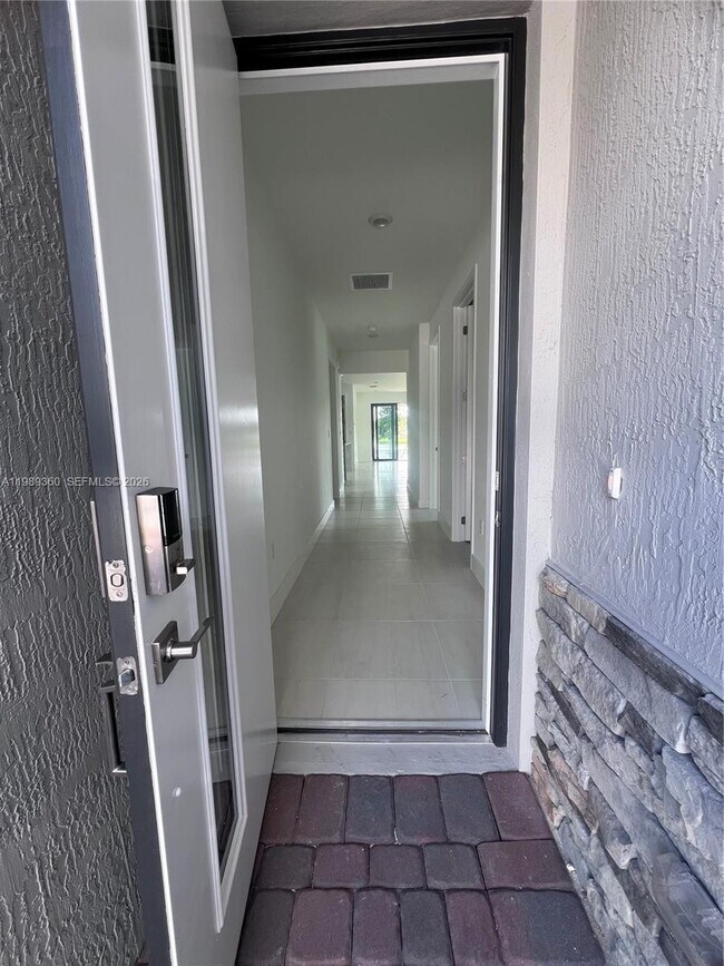 Foto del edificio - 4784 SW 72nd Terrace