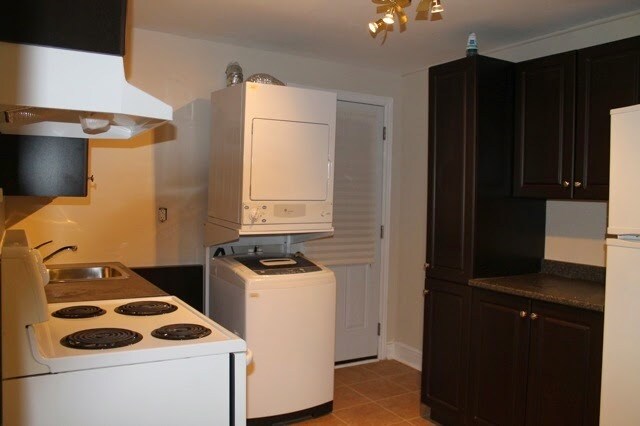 Building Photo - 453 Main St W