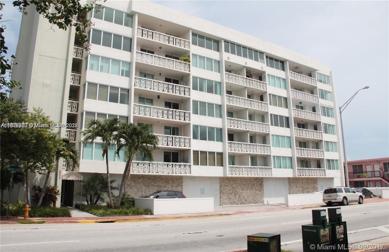 Foto del edificio - 8233 Harding Ave