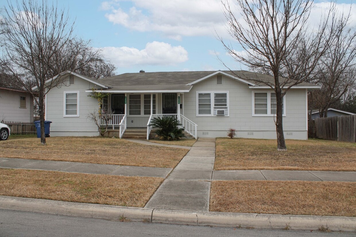Primary Photo - 2825-2827 W Woodlawn Ave