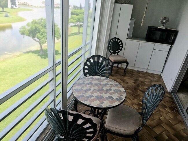 Foto del edificio - 4074 Cornwall D