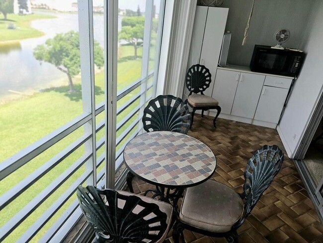 Building Photo - 4074 Cornwall D