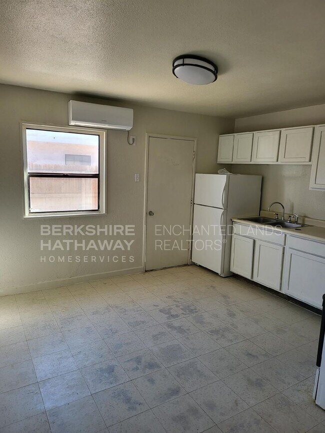 Building Photo - 1403 W Hank Ave