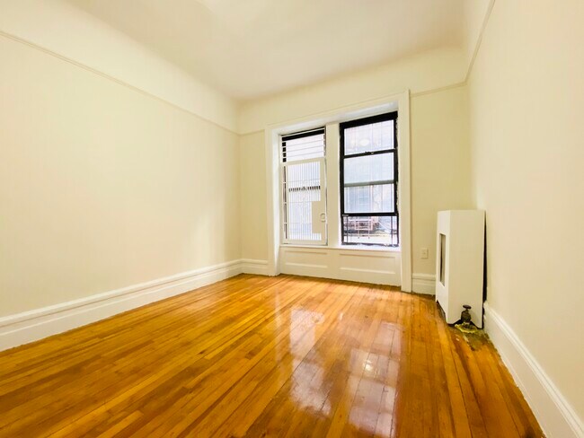 Building Photo - 209 W 108th St