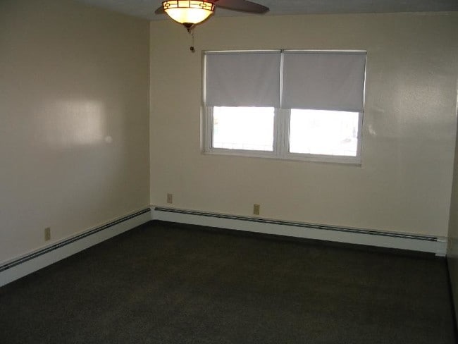 Building Photo - 176 Presidents Ln