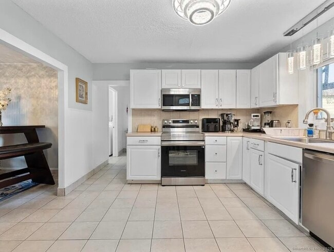 Foto del edificio - 24 Botsford Ave