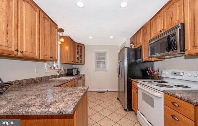 Building Photo - 20004 Gilbert Hills Dr