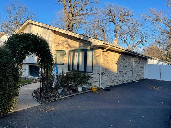 Building Photo - 305 River Glen Ave