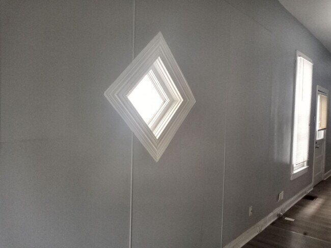 Building Photo - 2 bedroom Bungalow!