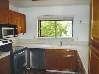 Building Photo - Welcome home to this bright, spacious, top-floor unit in a highly desirable community