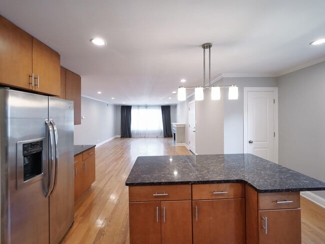 Building Photo - 6821 N Wolcott Ave
