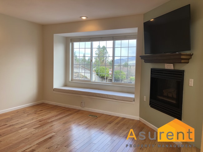 Foto del edificio - Stunning Home with Beautiful views of Ashland Available Soon!