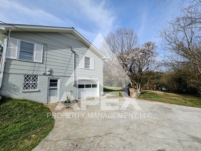 Foto del edificio - Beautiful 4 Bd 2/Ba + Bonus Rm, Basement R...