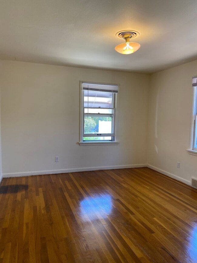 Building Photo - Classic university home with three bedroom...
