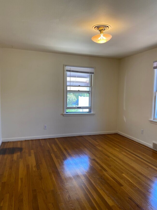 Foto del edificio - Classic university home with three bedroom...