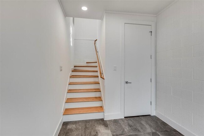 Building Photo - 2237 N MacGregor Way
