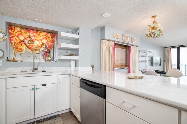 Foto del edificio - Waterfront Condo Available for Long Term R...