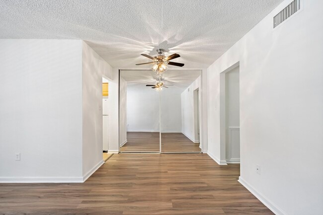 Building Photo - 711 Holiday Dr