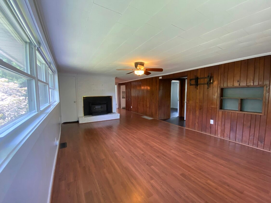 Primary Photo - 206 Summer St