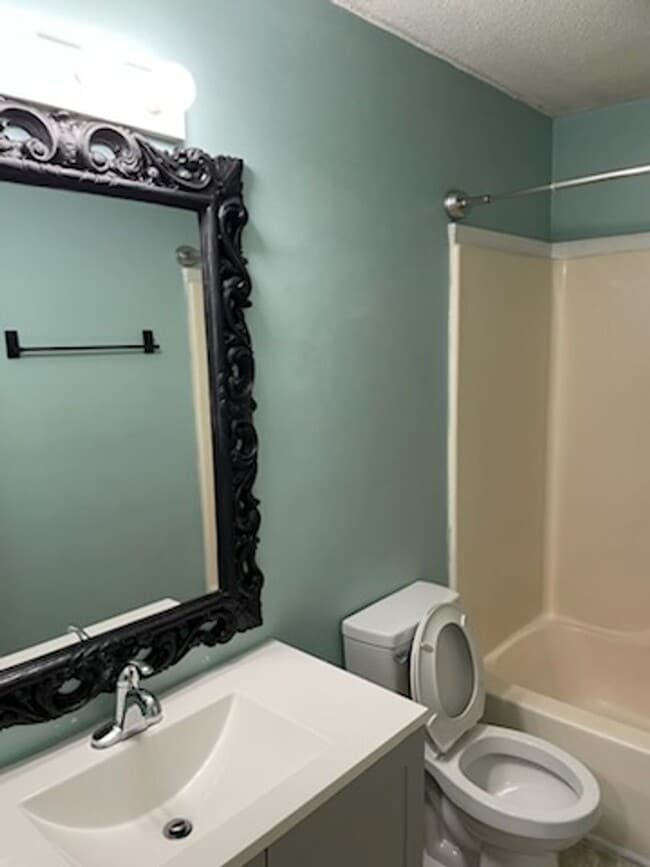 Building Photo - HAMILTON CIRCLE 1154-1156