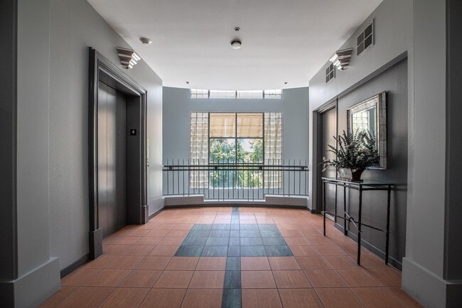 Foto del edificio - 97 E Saint James St