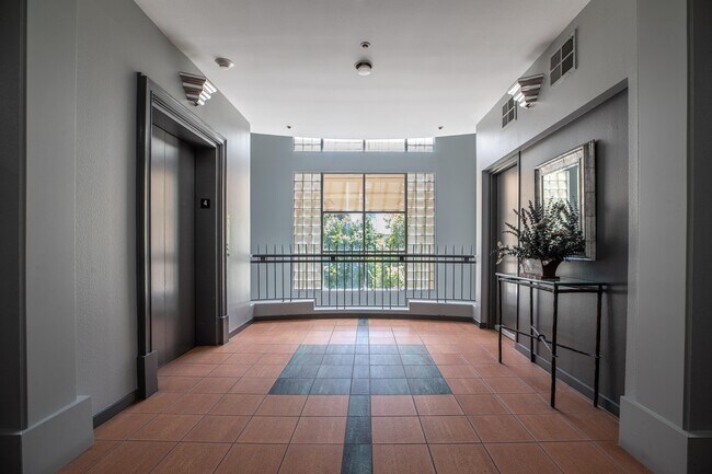 Building Photo - 97 E Saint James St