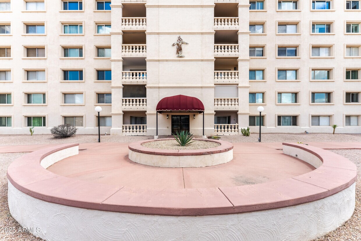 Foto principal - 7930 E Camelback Rd