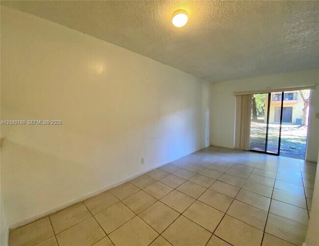Foto del edificio - 4033 Lakeside Dr