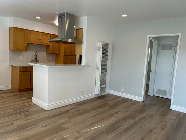 Sala de estar, comedor y cocina bien iluminadas con iluminación empotrada - 3821 Rosemead Ave