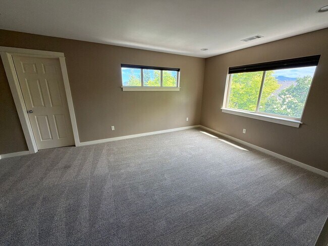 Building Photo - 712 Forestglen Dr