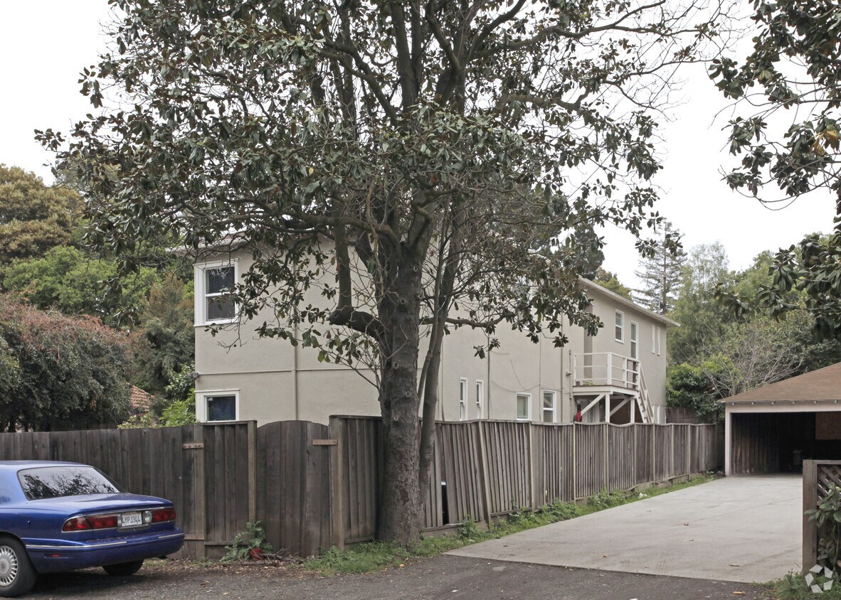 Building Photo - 610 Circle Dr