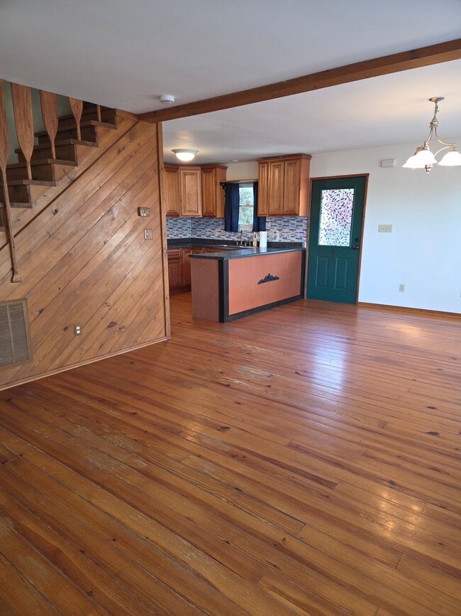 Building Photo - Louisville 37777 - 3 bedroom, 2 bath home - Contact Shelly Gunion (865) 755-7678