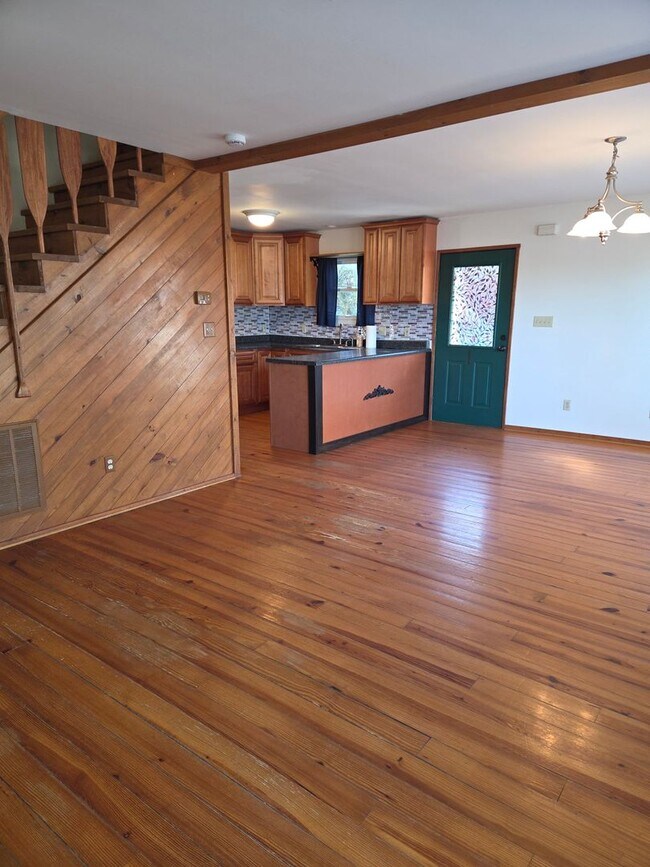 Foto del edificio - Louisville 37777 - 3 bedroom, 2 bath home - Contact Shelly Gunion (865) 755-7678