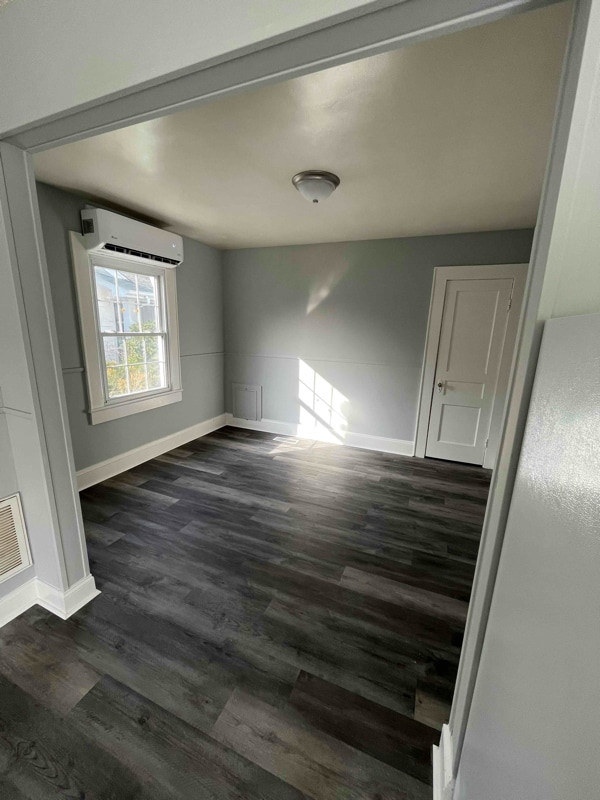 103 Oak Ave Unit B, Lexington, NC 27292 Room for Rent in Lexington