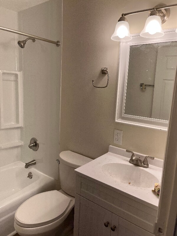 34 Pleasant St Unit I, Easthampton, MA 01027 Room for Rent in