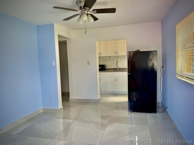 Foto del edificio - 707 NE 15th St