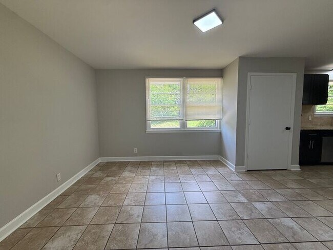 Foto del edificio - Lovely and Spacious Home in South Nashville - Garage and Fenced in Yard