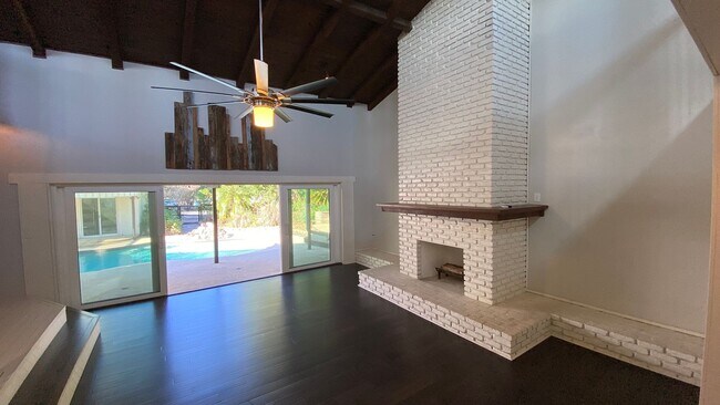 Foto del edificio - 5 Bedroom, 4 Bath Single Family Pool Home!