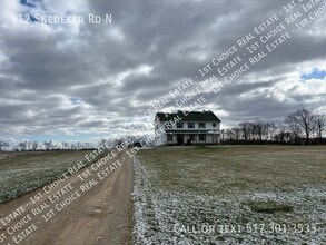Building Photo - 912 Snedeker Rd N