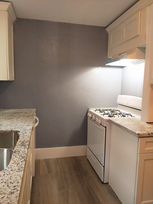 kitchen stove/ dishwasher - 730 56th St